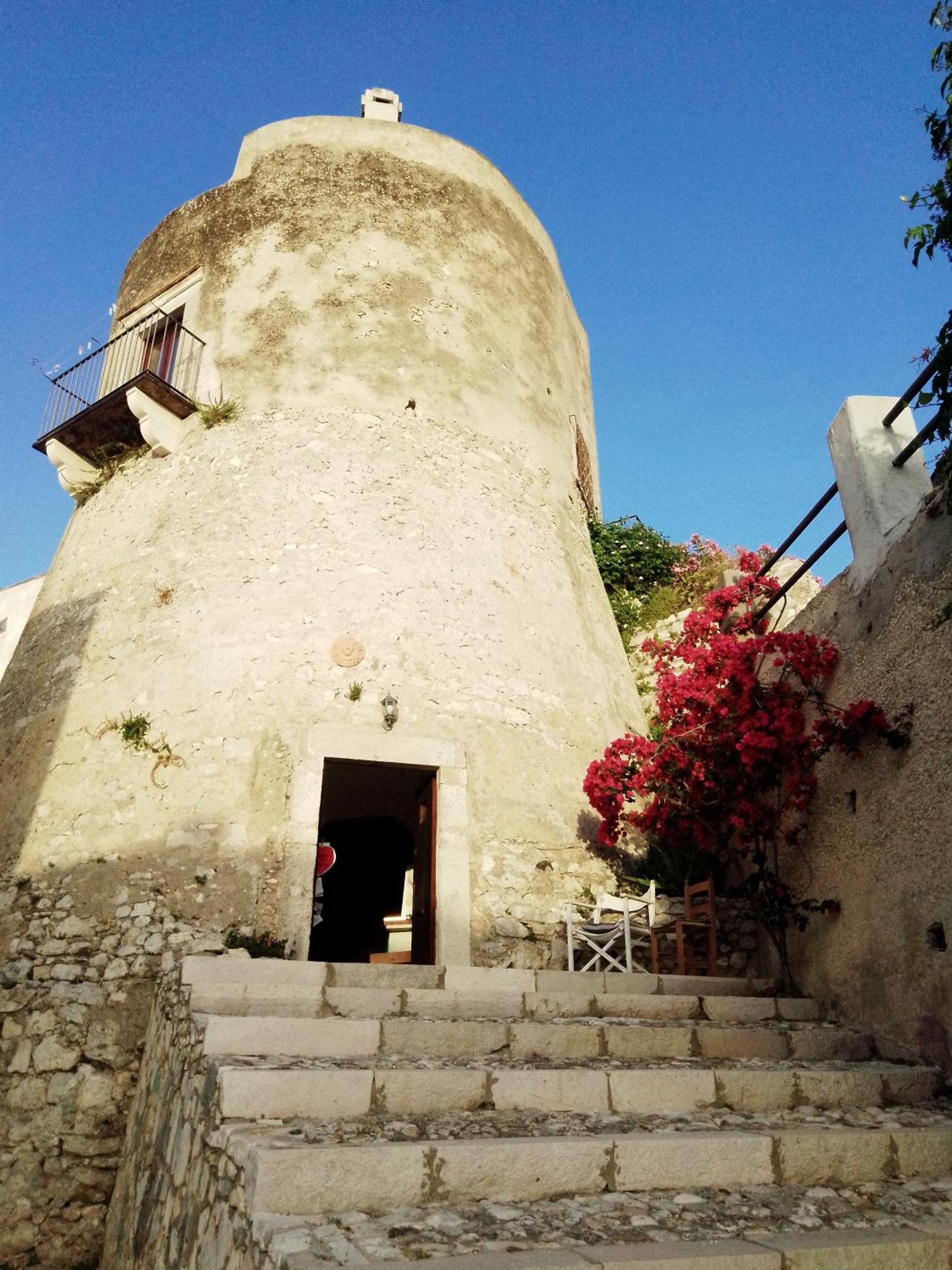 مبيت وإفطار فيستَ Torre La Mezzaluna المظهر الخارجي الصورة